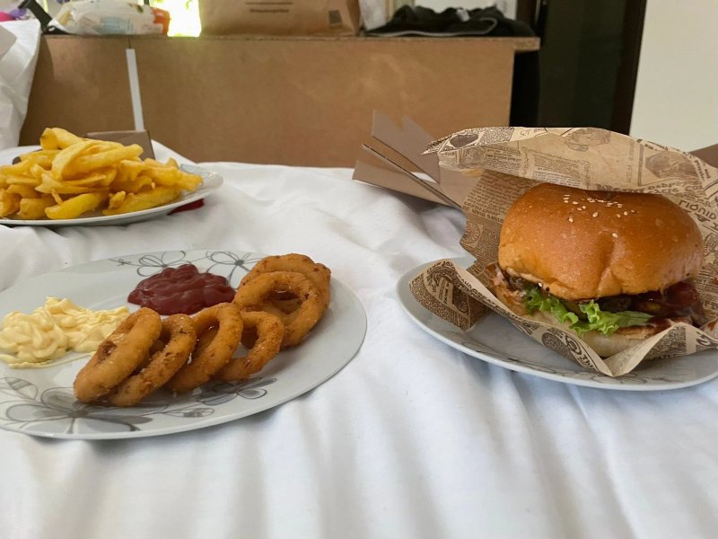 Mega Burger