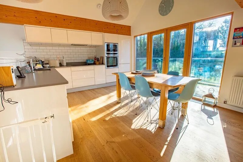 Beautiful holiday home with hot tub, just a walk away from Talland beach...