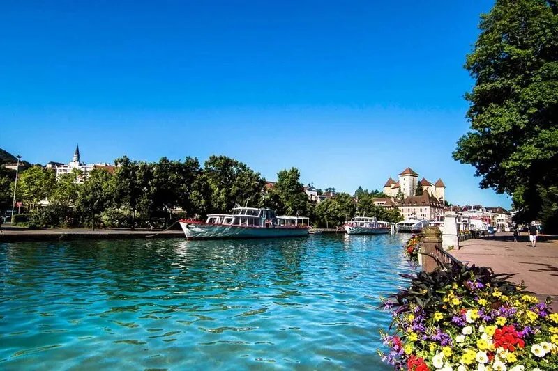 Maison Neuve Entre Lacs et Montagne, Idéal Pour Découvrir le Pays Savoyard !