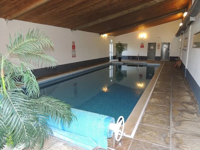 Delightful Cottage, indoor pool, family/pet friendly,  access to beaches