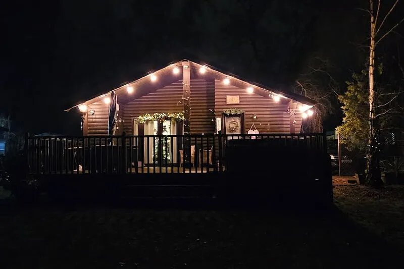Lakeside Lodge with hot tub & private fishing peg with stunning view!