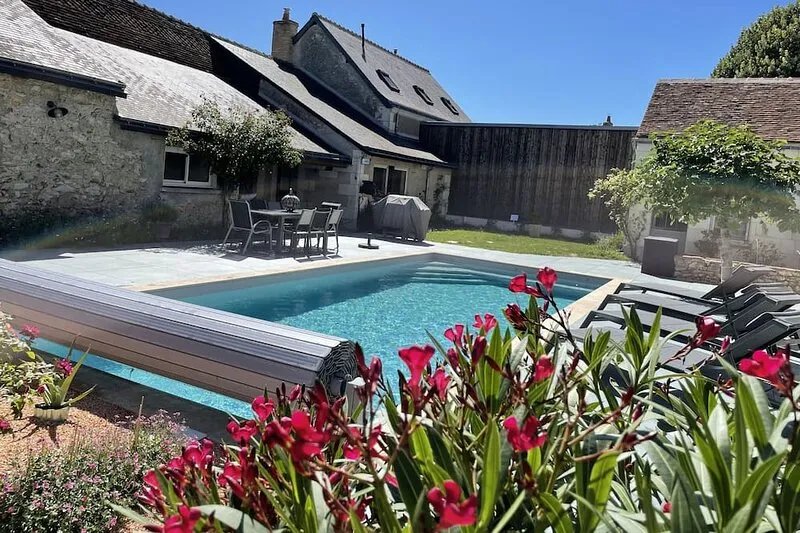 2 character gîtes, swimming pool, Châteaux de la Loire, 6 bedrooms 4SDBWC, 12