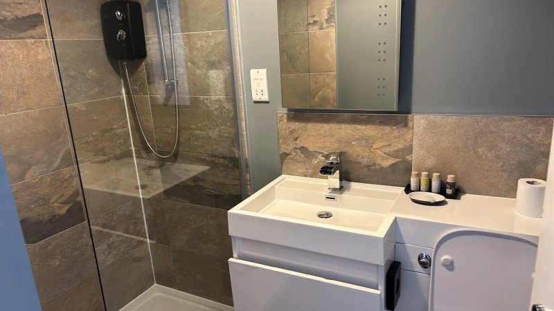 Aaron Wise - 57 Fitzhamon Serviced Apartments