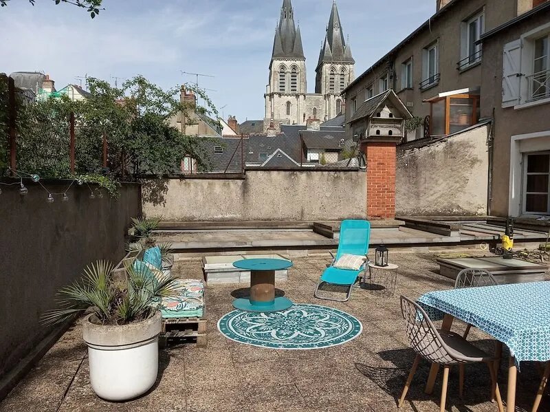 Large pied a terre for 3 to 6 travelers in downtown Blois