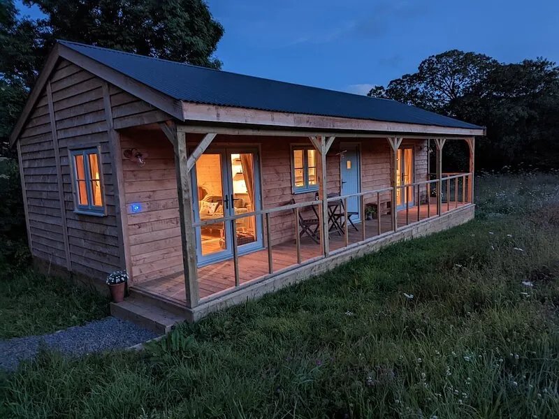 High quality lodge in secluded field