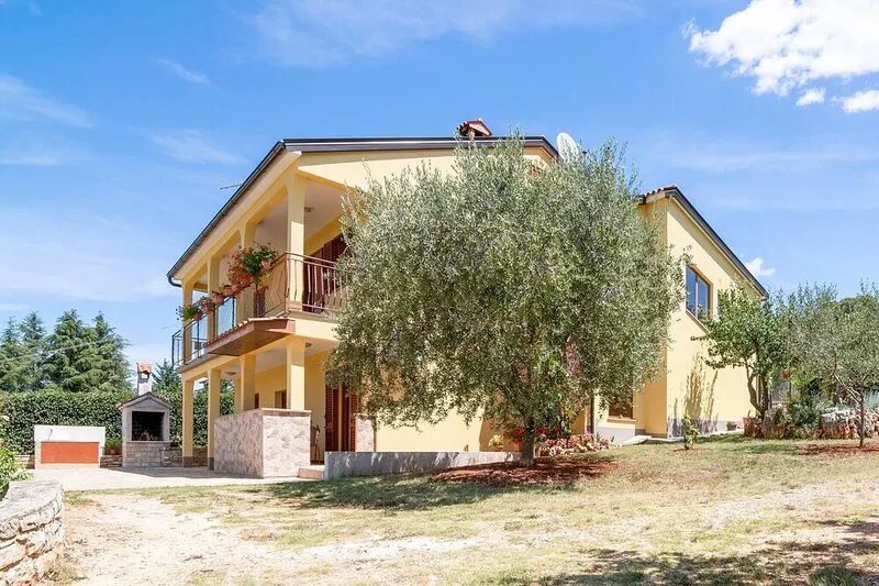 Secluded Apartment in Poreč with Garden