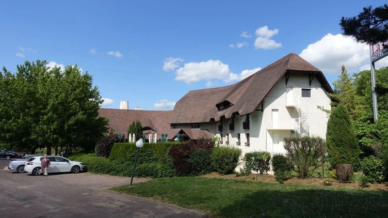 La Flambee Hotel-Restaurant