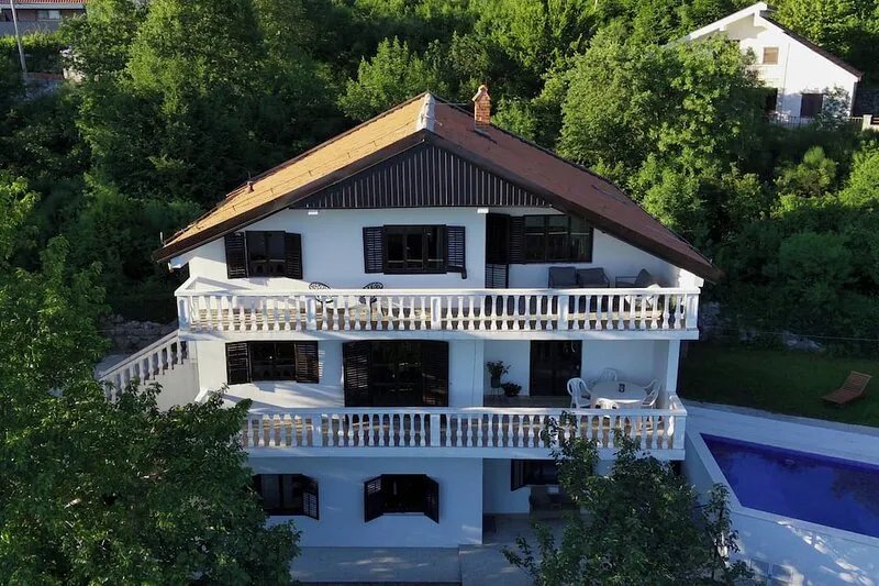 Spacious villa with a fantastic view and a swimming pool