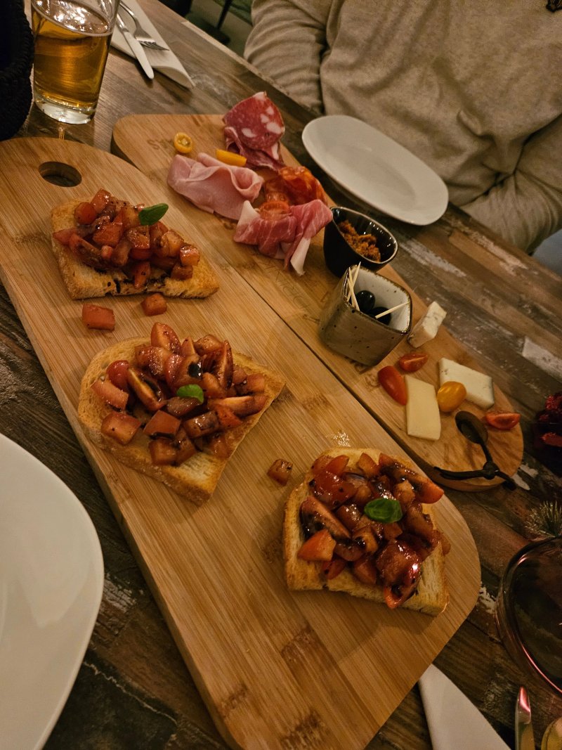 Pizza & Friends