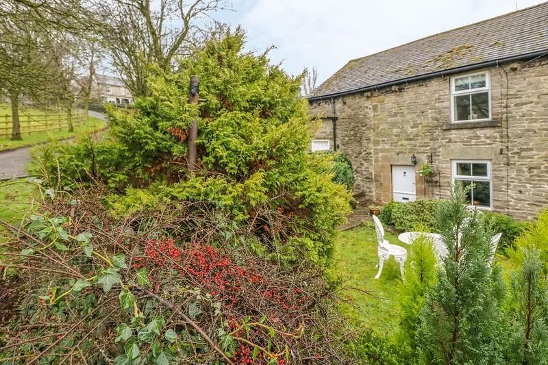 ELDERBANK, character holiday cottage, with open fire in Bradwell