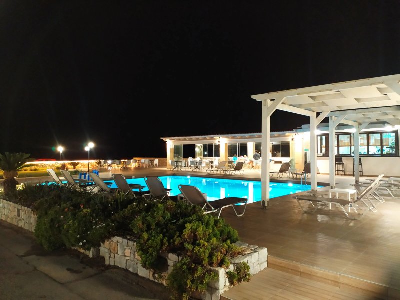 Captain's Beach Apartments & Bar