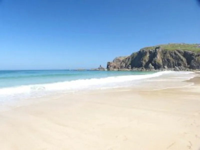 Detached spacious Isle of Lewis cottage in tranquil position with loch view