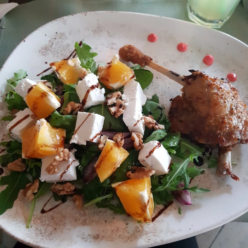 La Strada Pub & Restaurant