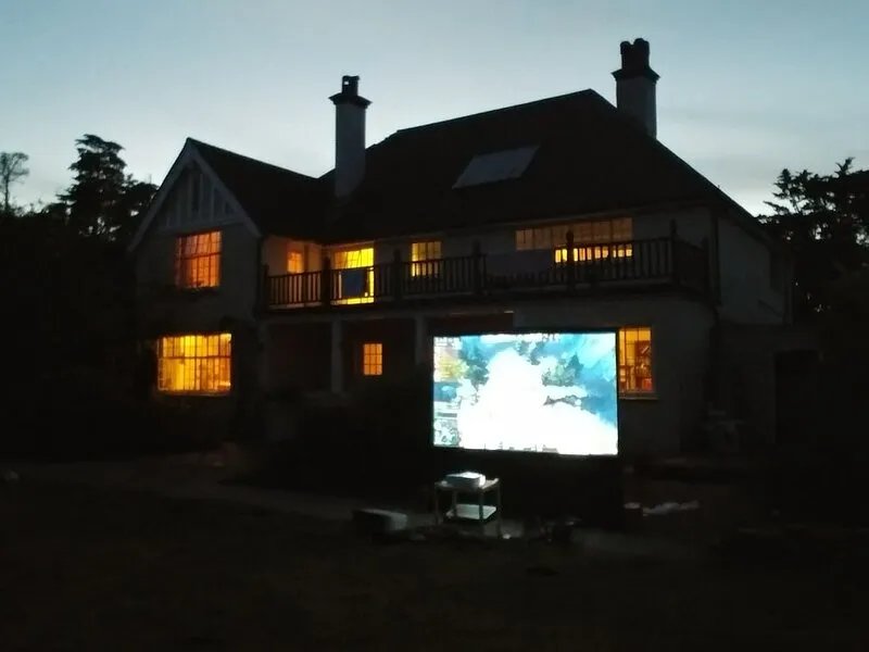 5-bed house: pool, tennis court, walk to beach, 10 acres