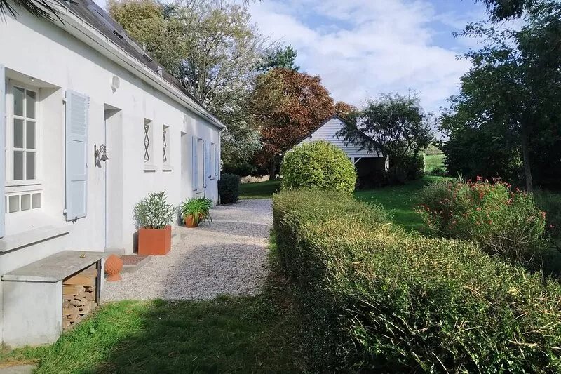 Large family house 2km from beaches - Bright -5 bedrooms, beautiful garden!