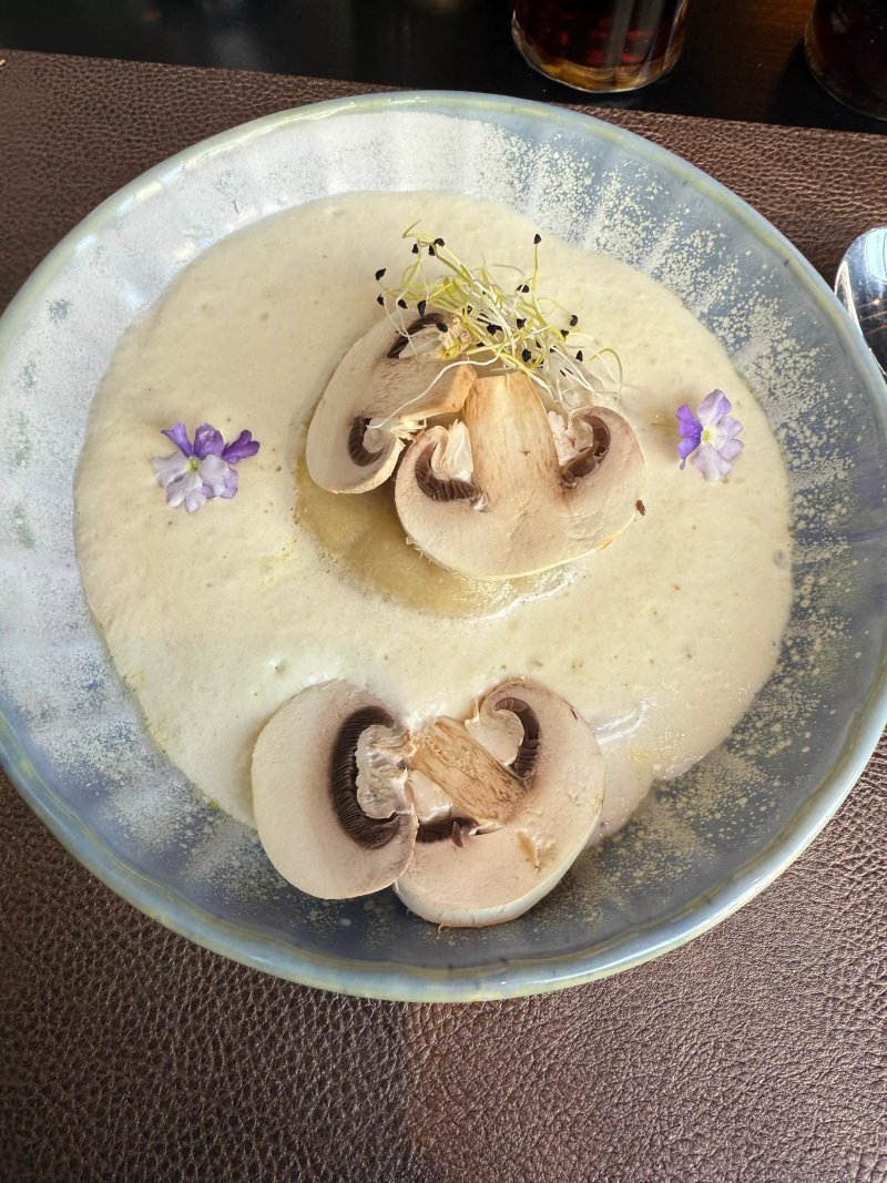 Les Trois Gourmets