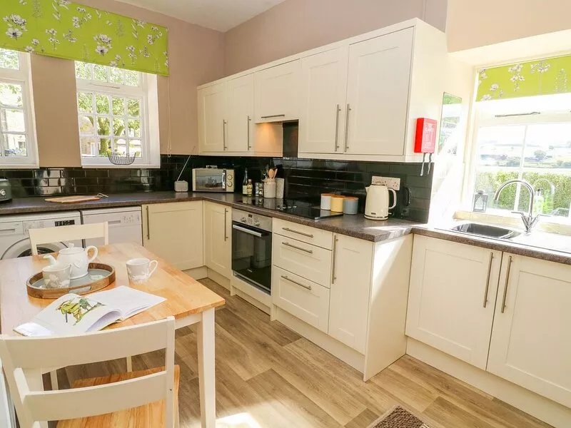 GLEBE COTTAGE, family friendly, character holiday cottage in Skipton