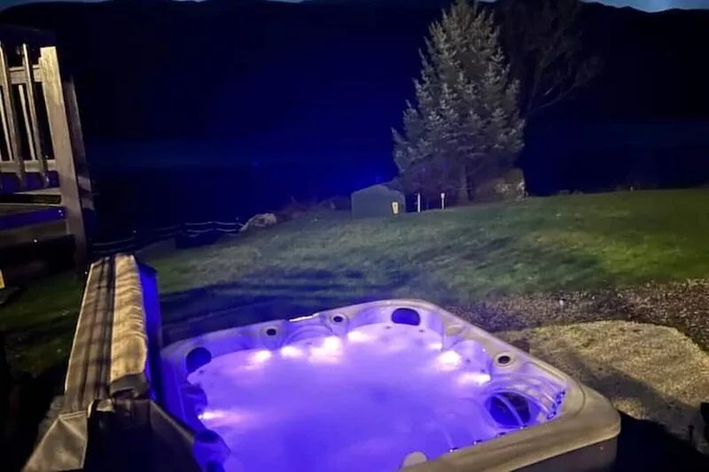 WATERSIDE 3 BED COTTAGE, HOT TUB, SAUNA, PVT BEACH