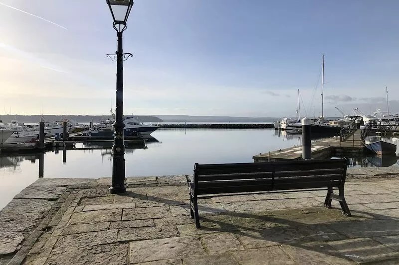 Short stroll to Quay, shops and restaurants