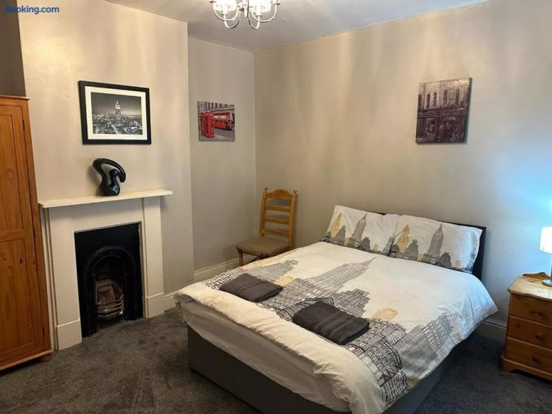 Luton Town House B&B