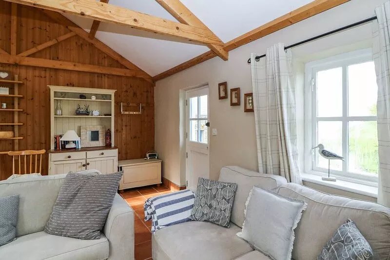 BALLYVOREEN, pet friendly, with open fire in Glandore, County Cork