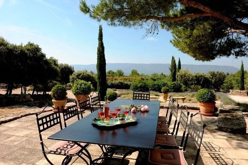 Gorgeous in Gordes, Elegantly Furnished with Pool, Tennis and Views