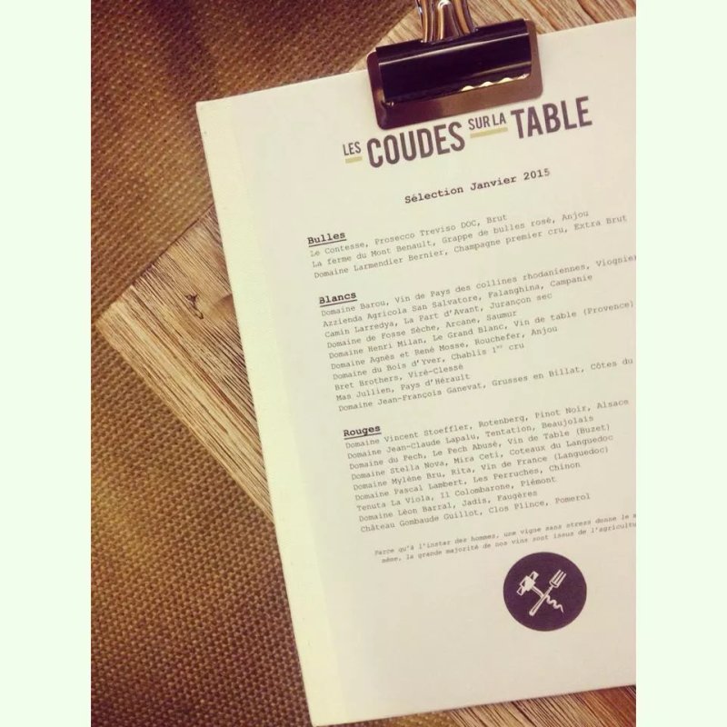 Les coudes sur la table