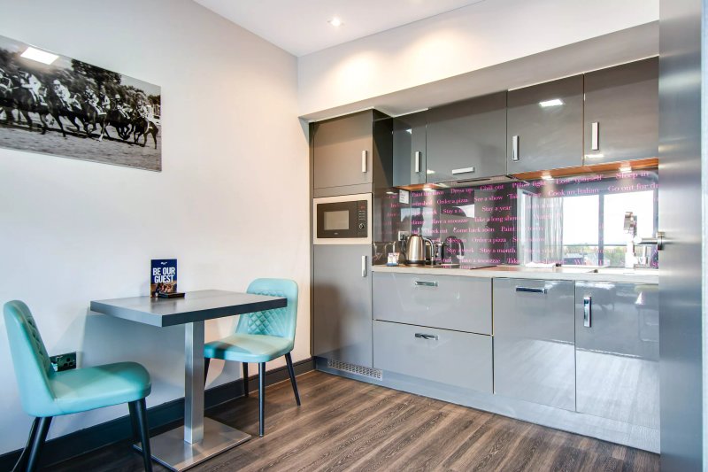 Roomzzz Aparthotel Chester City