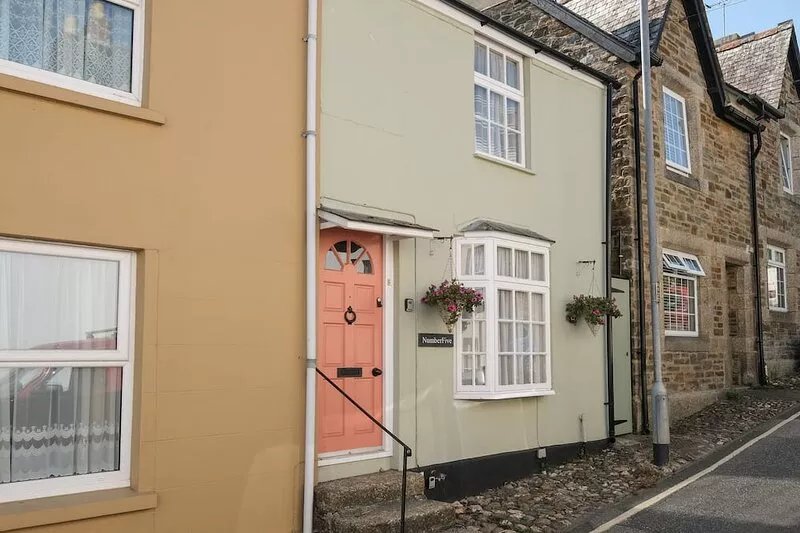 5 BODMIN HILL, pet friendly, character holiday cottage in Lostwithiel