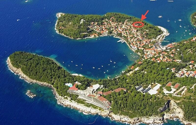 Villa on the edge of a medieval town near Dubrovnik, 5-minute walk to the beach