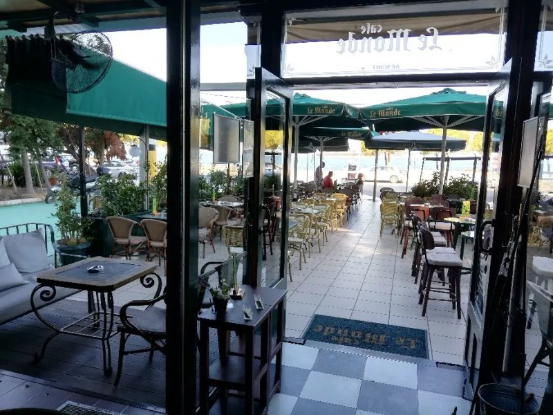 Cafe Le Monde