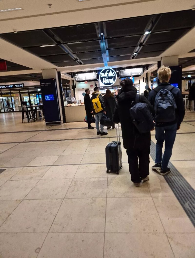 Auf die Hand - airport Berlin BER