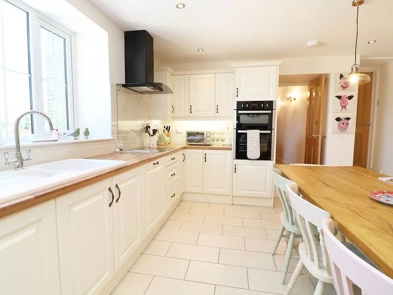 TY FFARM AT GELLILWCH, family friendly, with hot tub in Pontypridd