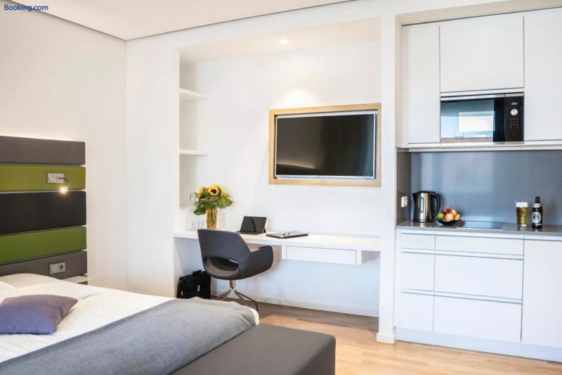 7 Hotel & Boardinghouse