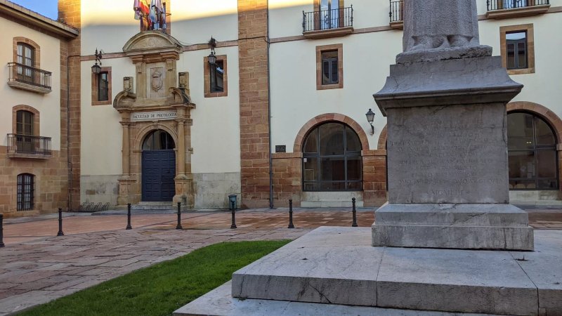 Estatua De Feijoo