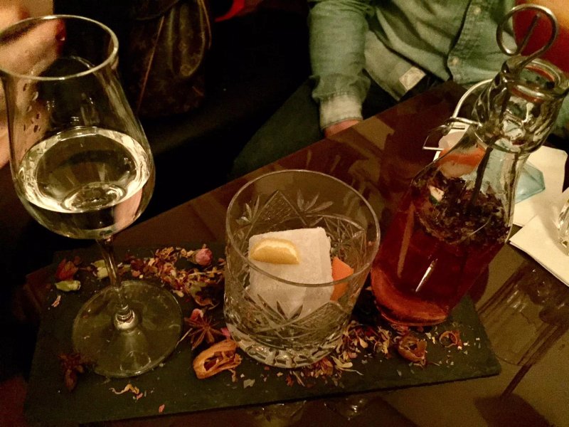 Yesterday - die Bar