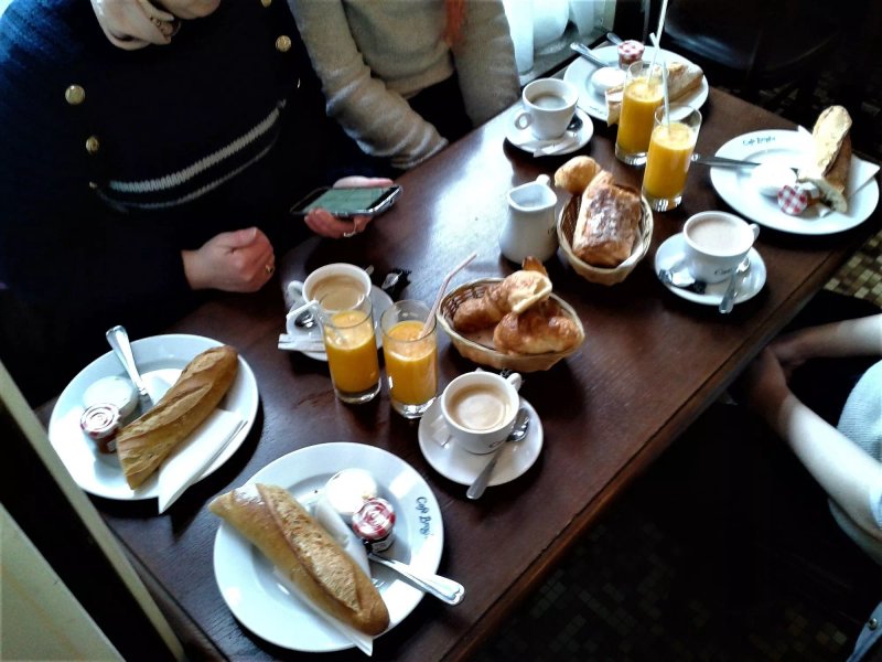 Cafe Broglie