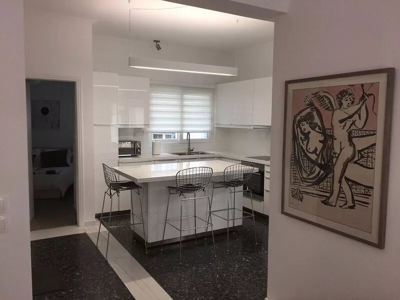 130m Spacious Luxury Apartment Centrally Located