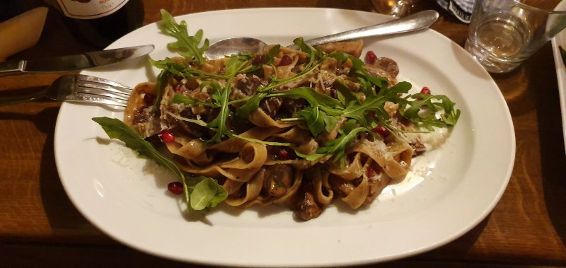 Pizzeria Afsaneh F. Azizi La Favola
