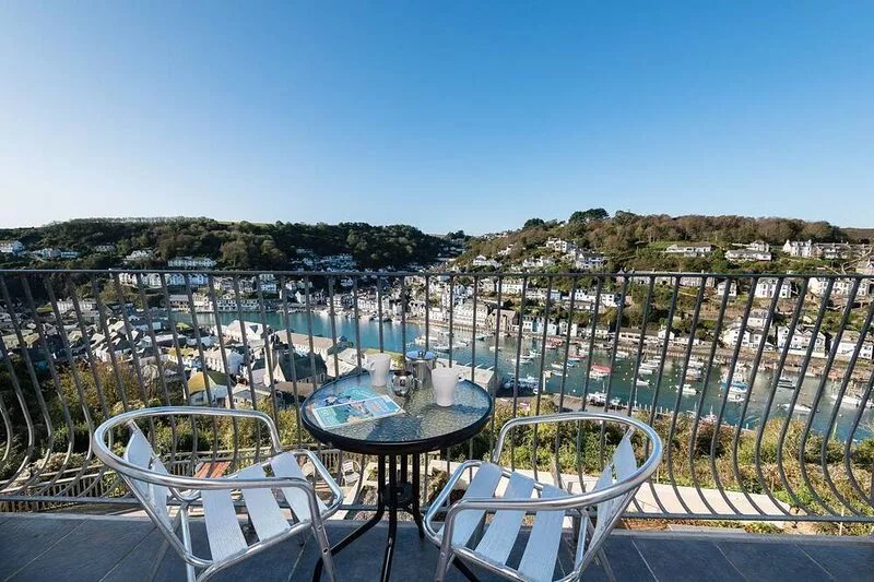 Modern apartment with stunning views over Looe harbour.
