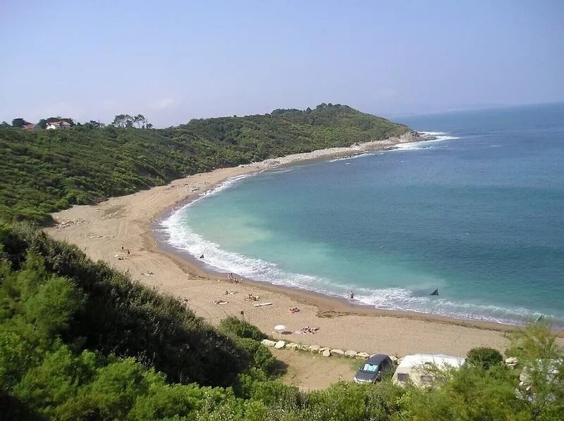 House with  FREE WiFi, pool, garden, beach 200 meters away, tennis courts.