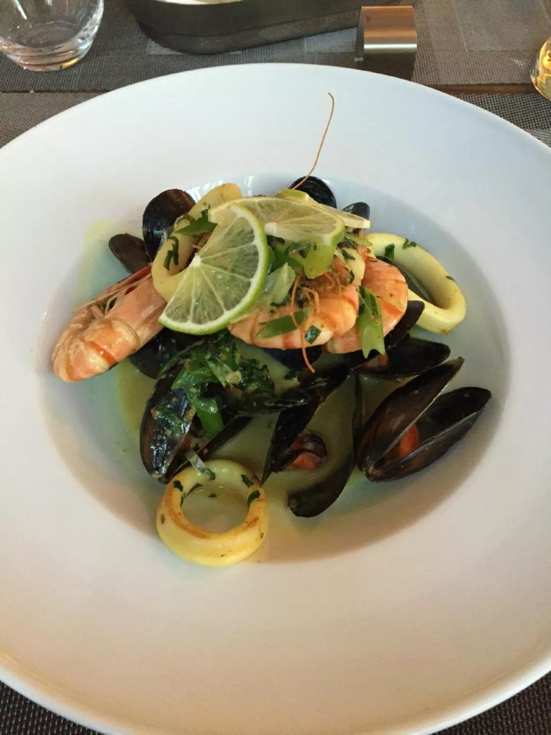 Signature Restaurant, Bar & Lounge