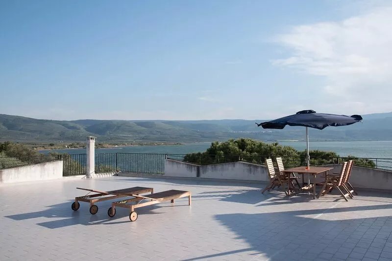 Fantastic villa in a quiet location right on the lake with a large terrace.