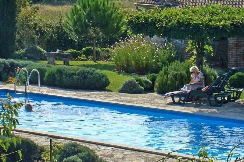 Lovely cottage with large pool in gorgeous, landscaped garden