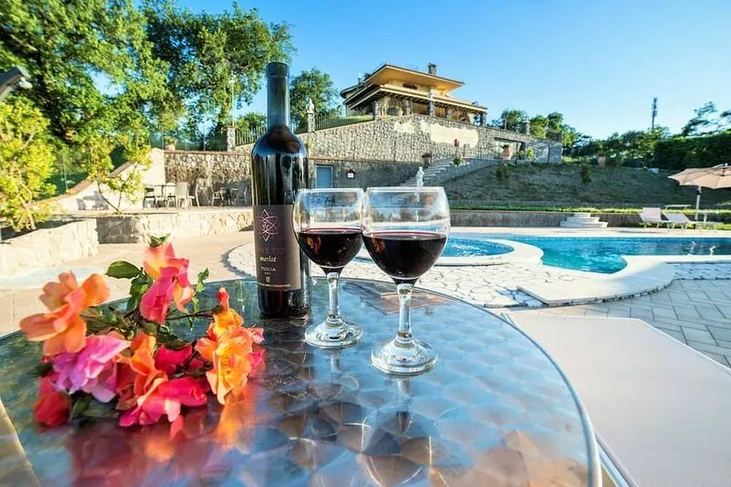 Villa with enchanting view of the lake, private swimming pool and whirlpool