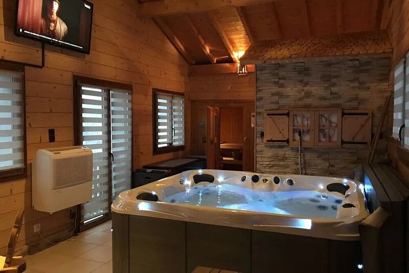 COMFORTABLE CHALET 10 PEOPLE JACUZZI SAUNA BILLARD LAKE VIEW 5MN TOWN CENTER