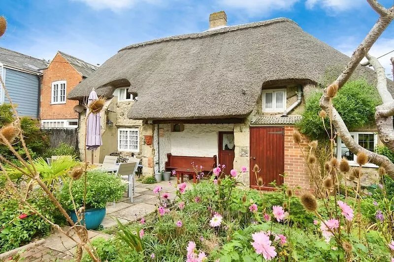 Ye Olde Cottage -  a cottage that sleeps 6 guests  in 3 bedrooms