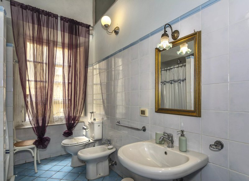 Lucca Charm B&b