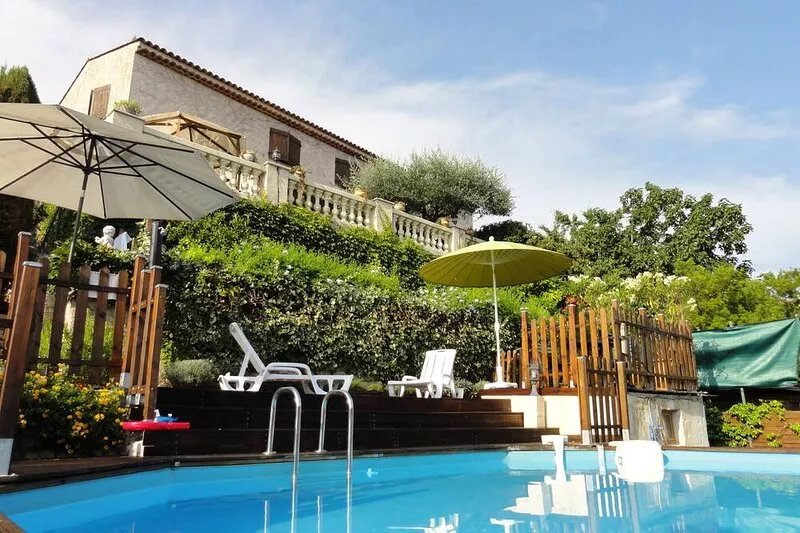 Air-conditioned villa with private pool and garden, 5 km from the sea