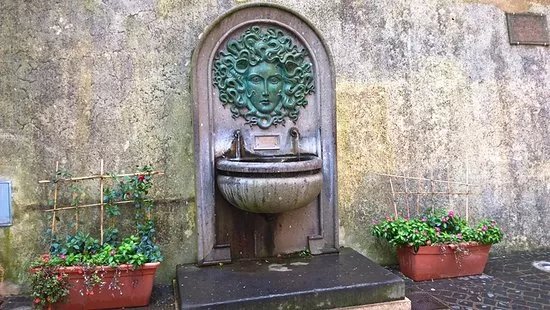 Fontana della Gorgone (Medusa)